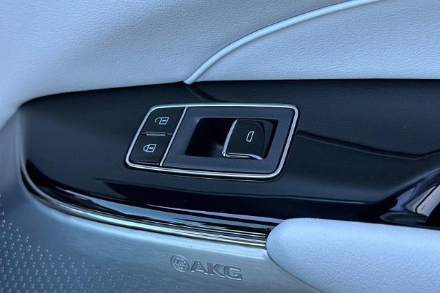 2024 Cadillac LYRIQ Luxury 2
