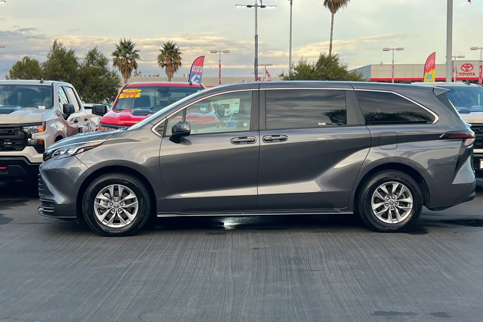 2025 Toyota Sienna LE