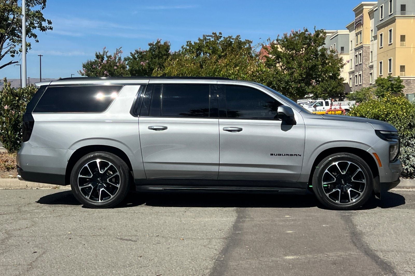 2025 Chevrolet Suburban RST